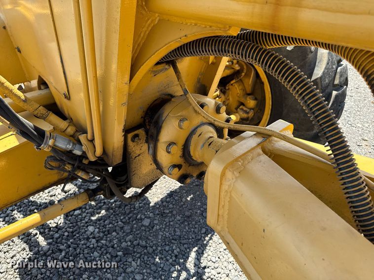 image for item EM2121 1982 John Deere 772A motor grader