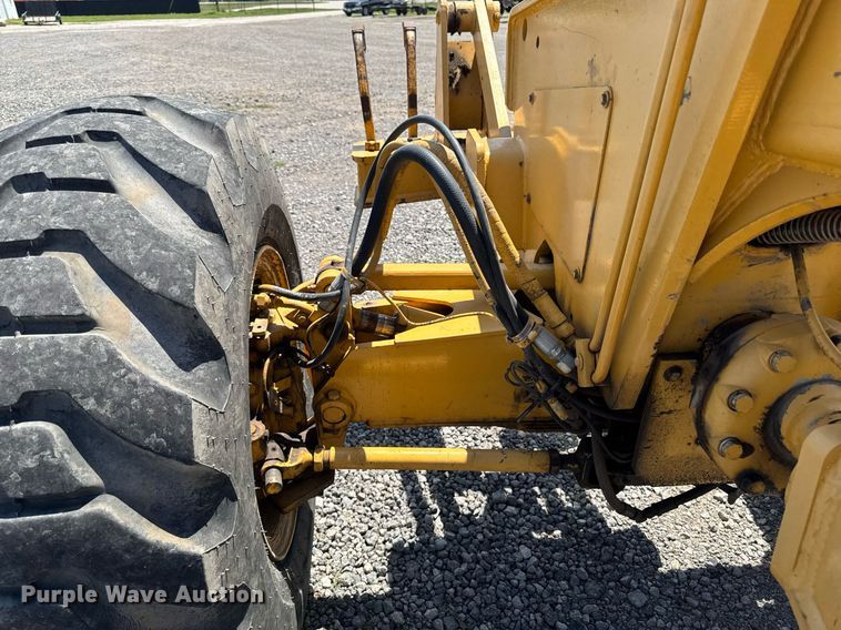 image for item EM2121 1982 John Deere 772A motor grader