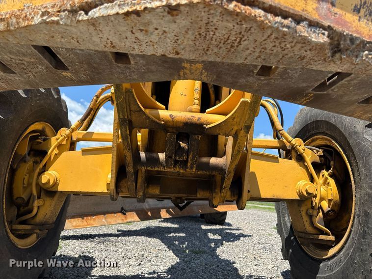 image for item EM2121 1982 John Deere 772A motor grader