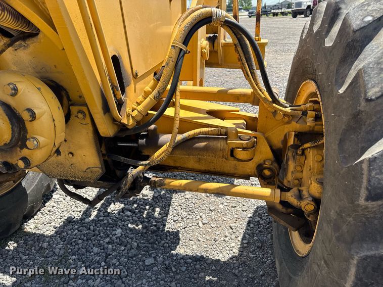 image for item EM2121 1982 John Deere 772A motor grader