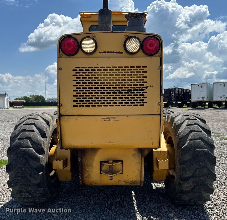 image for item EM2121 1982 John Deere 772A motor grader