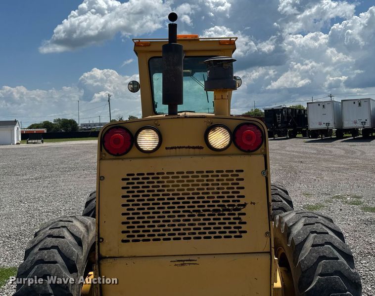 image for item EM2121 1982 John Deere 772A motor grader