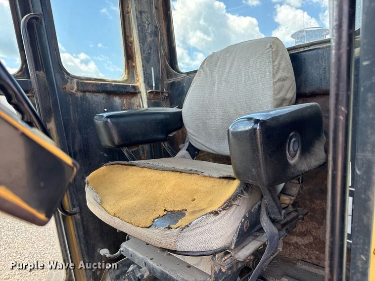 image for item EM2121 1982 John Deere 772A motor grader