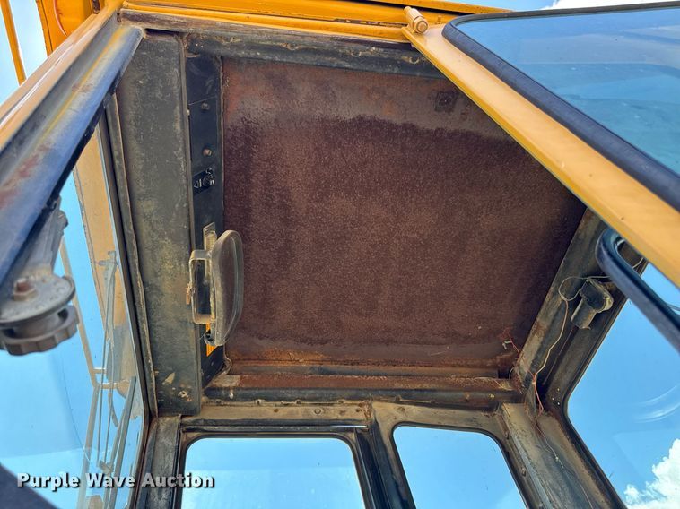 image for item EM2121 1982 John Deere 772A motor grader