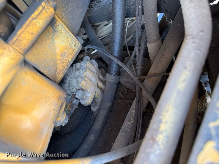 image for item EM2121 1982 John Deere 772A motor grader