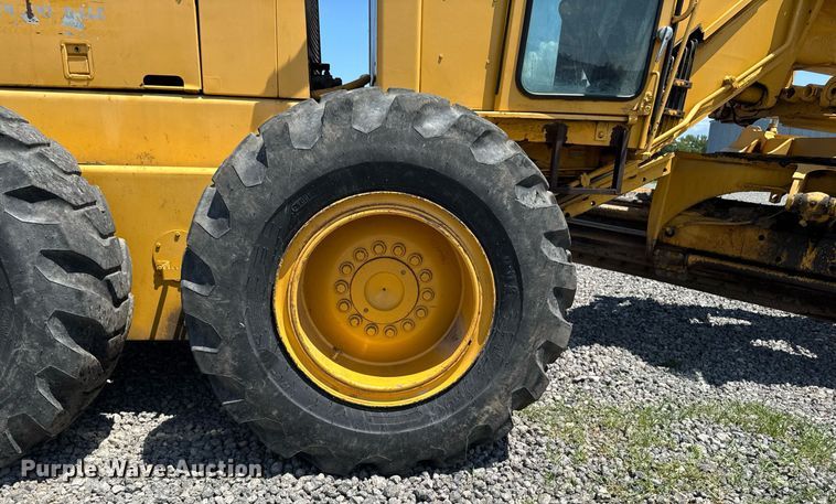 image for item EM2121 1982 John Deere 772A motor grader