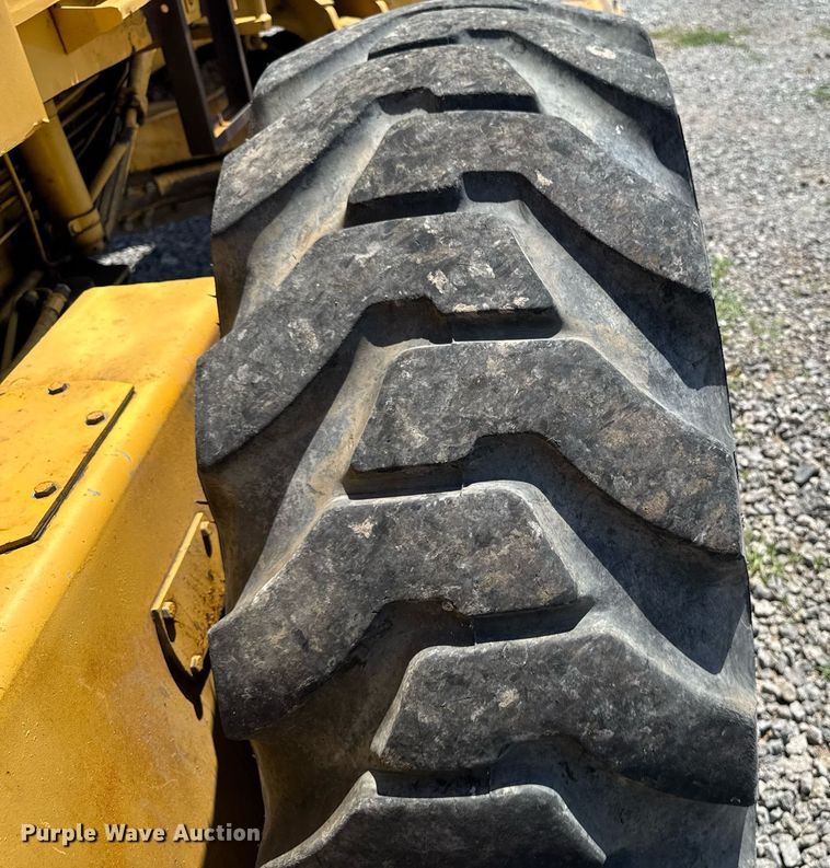 image for item EM2121 1982 John Deere 772A motor grader