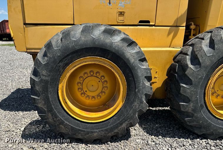 image for item EM2121 1982 John Deere 772A motor grader