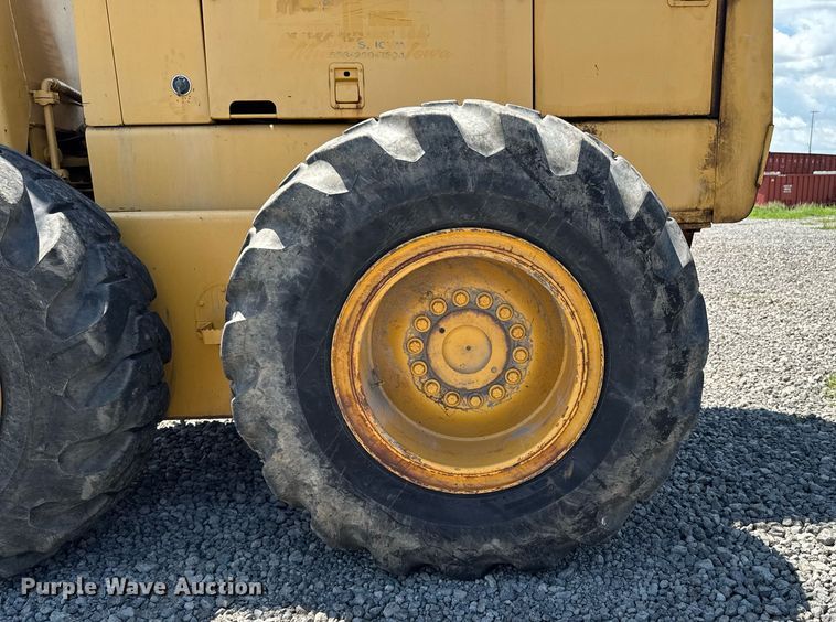 image for item EM2121 1982 John Deere 772A motor grader