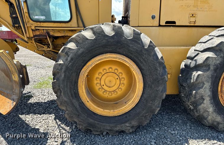 image for item EM2121 1982 John Deere 772A motor grader