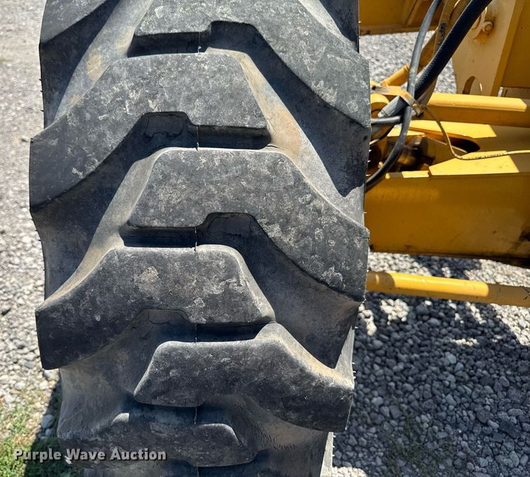 image for item EM2121 1982 John Deere 772A motor grader