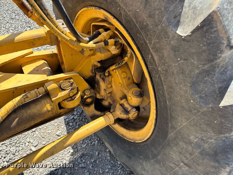 image for item EM2121 1982 John Deere 772A motor grader