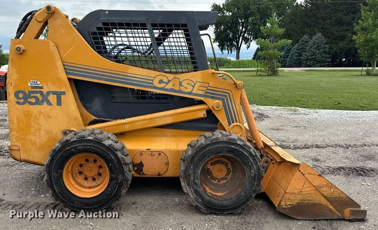 image for item EM2123 1999 Case 95XT skid steer loader
