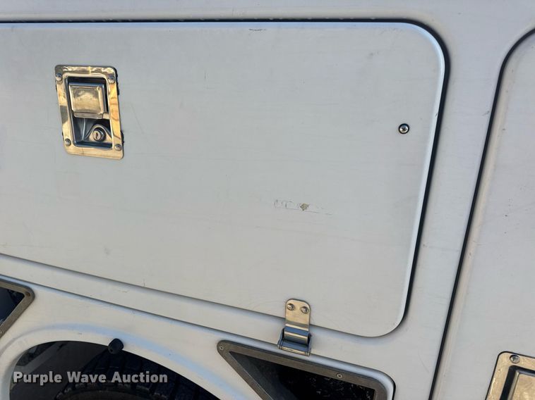 image for item EN4641 2011 Ford F550 XL bucket truck