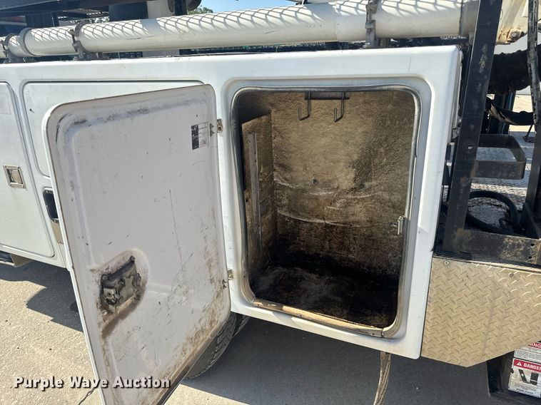 image for item EN4641 2011 Ford F550 XL bucket truck