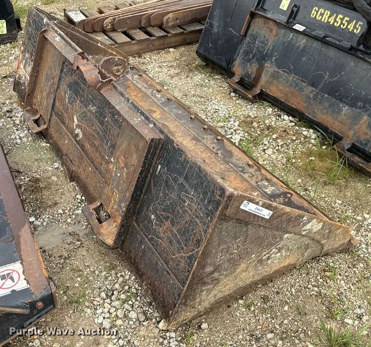image for item EN4670 Caterpillar skid steer bucket