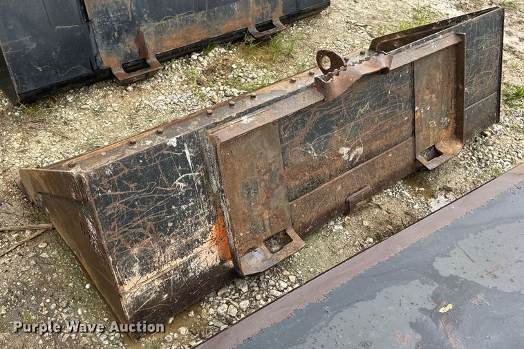 image for item EN4670 Caterpillar skid steer bucket