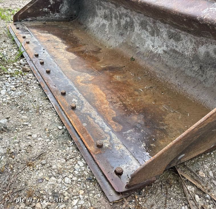 image for item EN4670 Caterpillar skid steer bucket