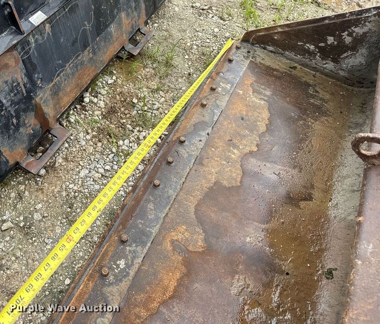 image for item EN4670 Caterpillar skid steer bucket