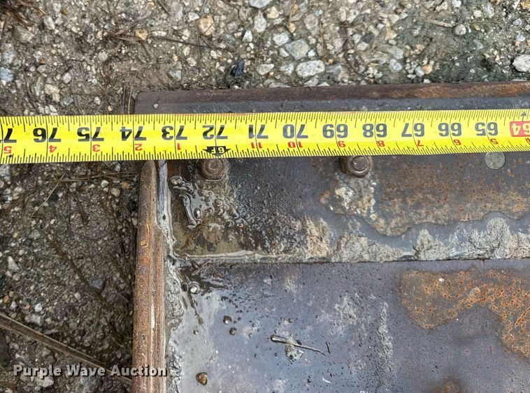 image for item EN4670 Caterpillar skid steer bucket