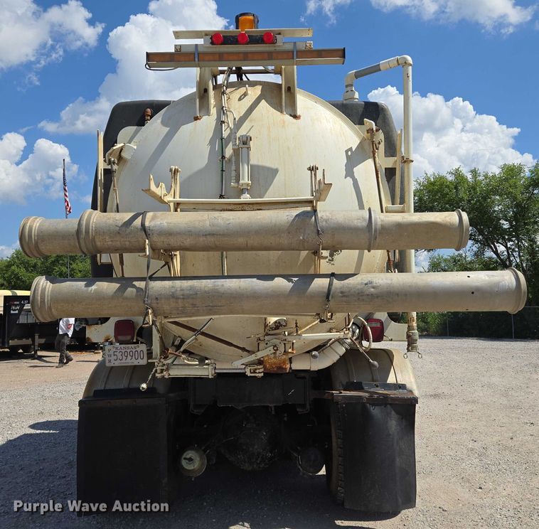 image for item EN8236 1999 International  4900 sewer jetter truck