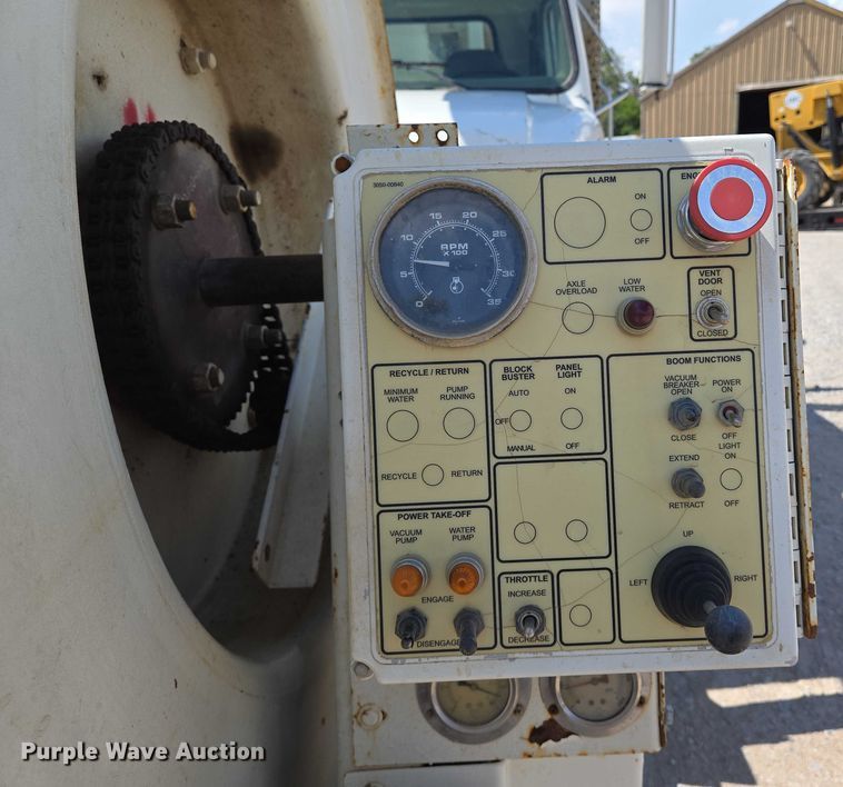 image for item EN8236 1999 International  4900 sewer jetter truck