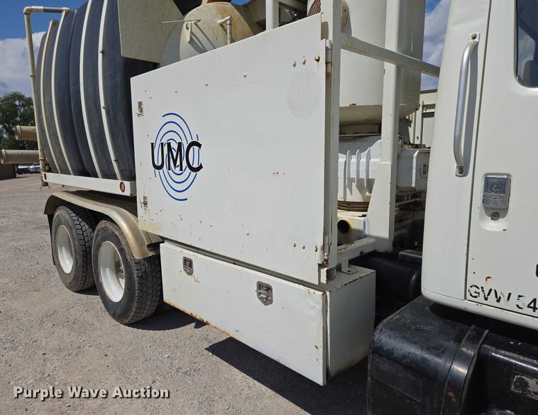 image for item EN8236 1999 International  4900 sewer jetter truck