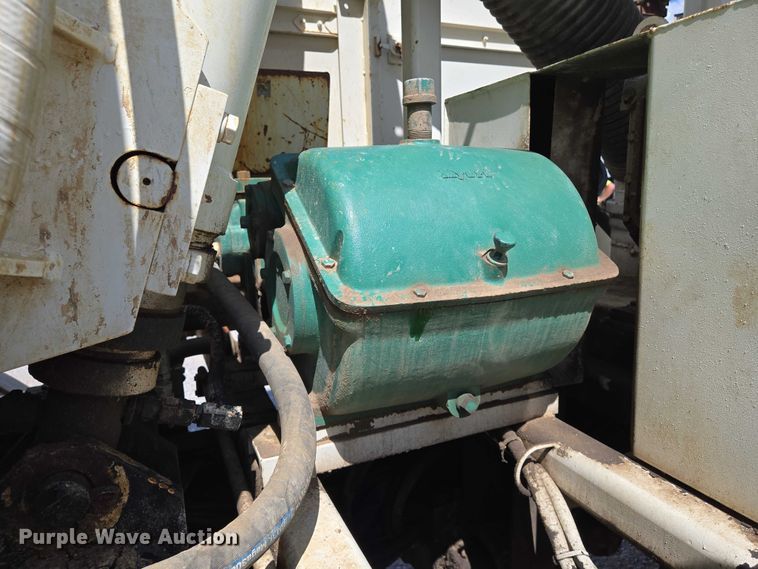 image for item EN8236 1999 International  4900 sewer jetter truck