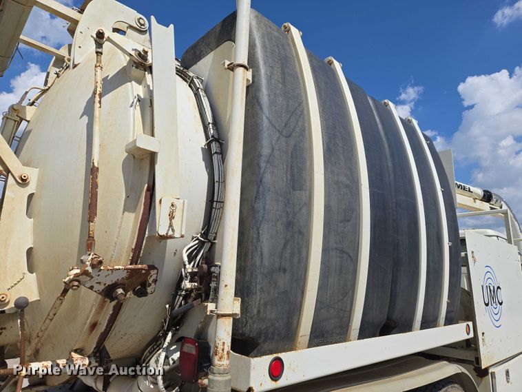 image for item EN8236 1999 International  4900 sewer jetter truck