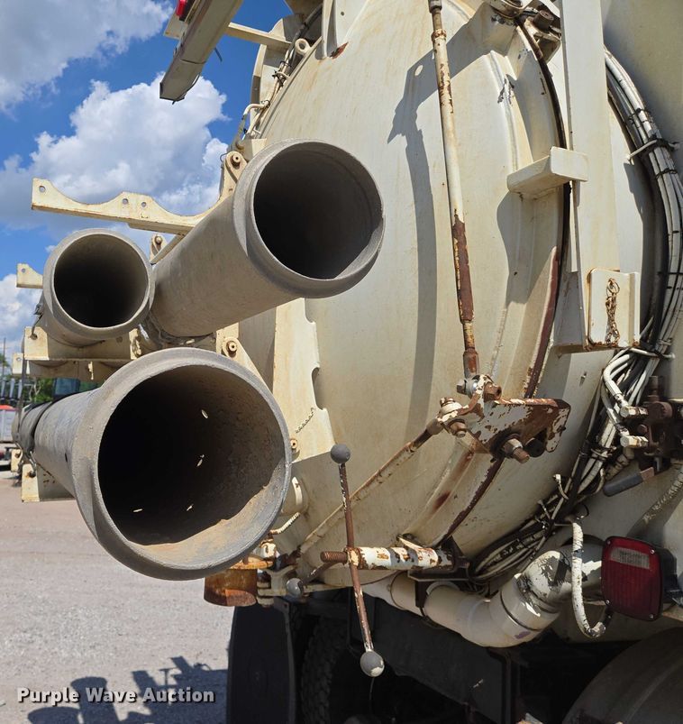 image for item EN8236 1999 International  4900 sewer jetter truck