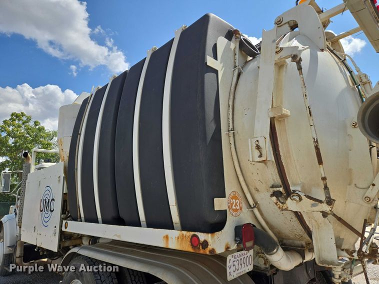 image for item EN8236 1999 International  4900 sewer jetter truck