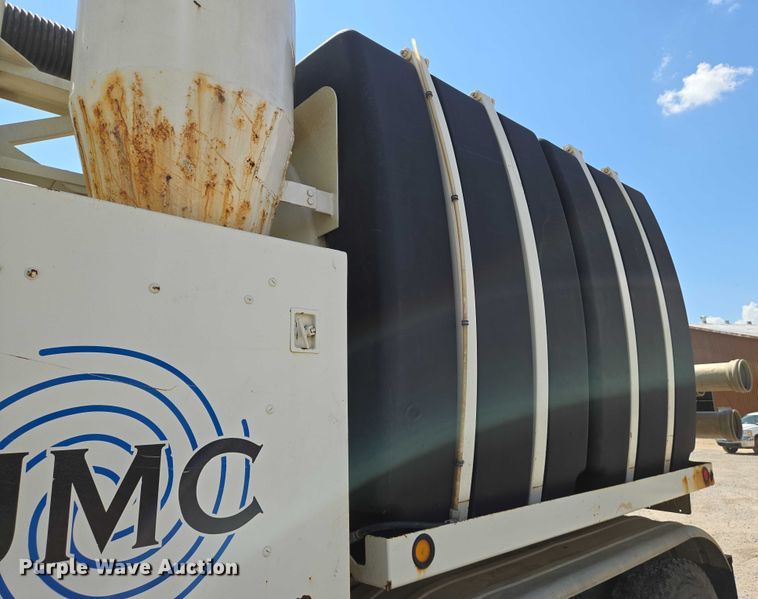 image for item EN8236 1999 International  4900 sewer jetter truck