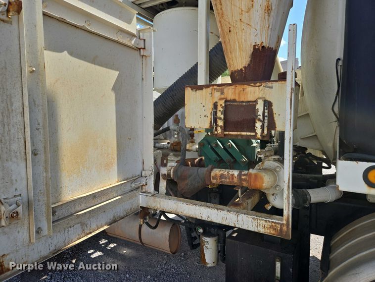 image for item EN8236 1999 International  4900 sewer jetter truck