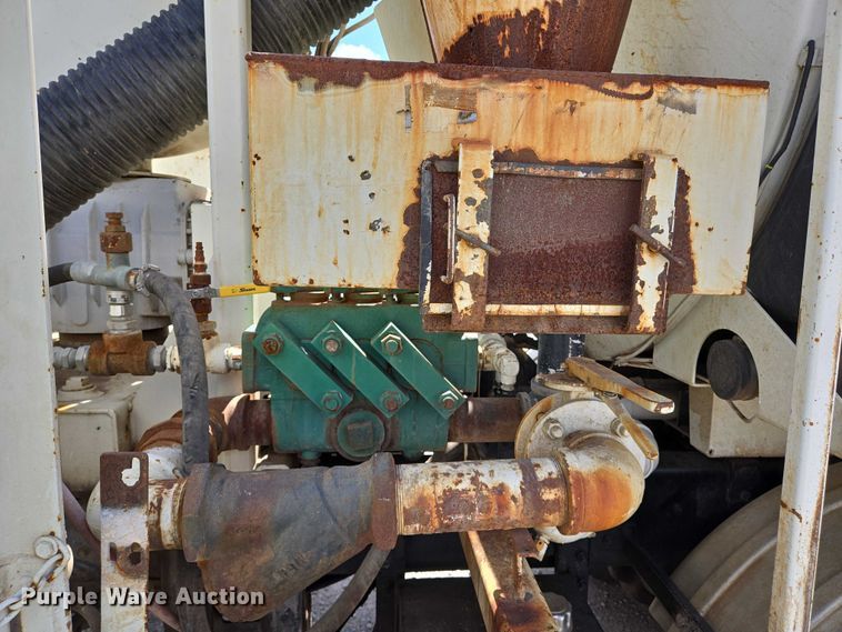 image for item EN8236 1999 International  4900 sewer jetter truck