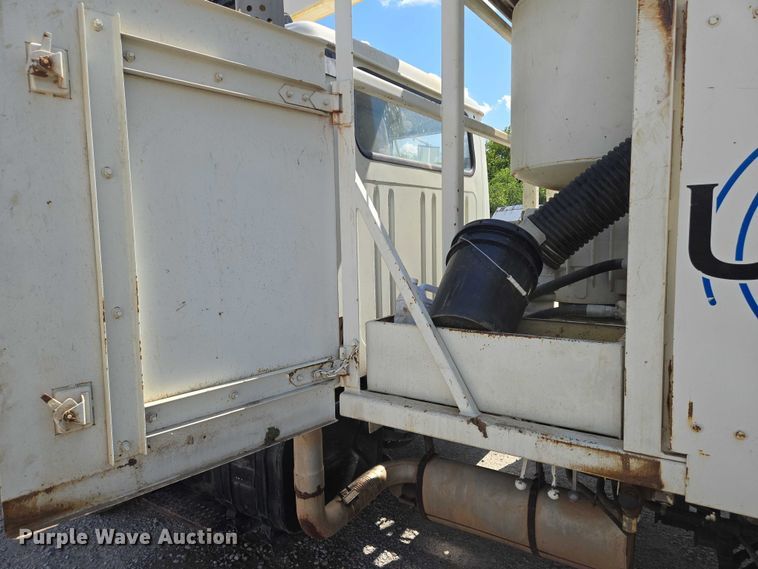 image for item EN8236 1999 International  4900 sewer jetter truck