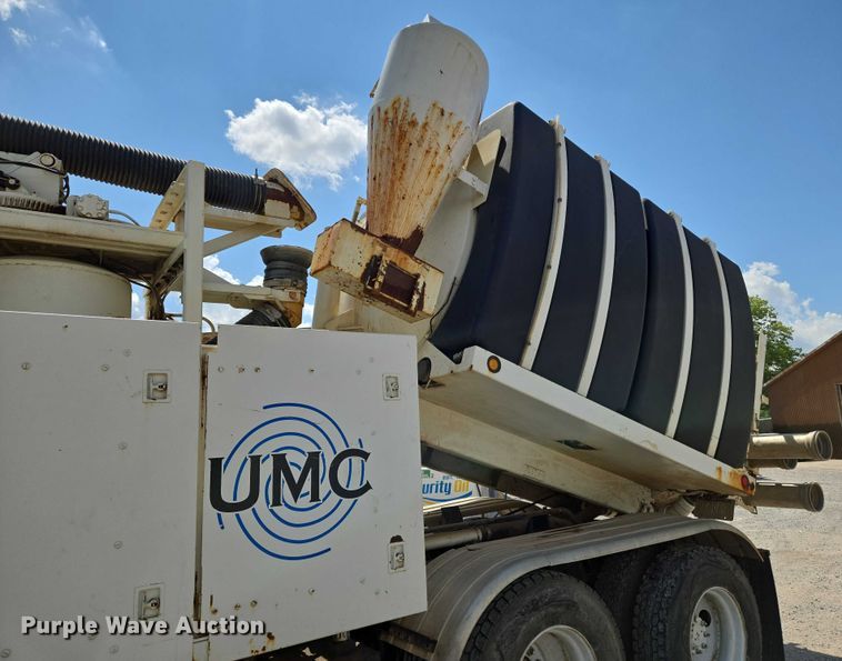 image for item EN8236 1999 International  4900 sewer jetter truck