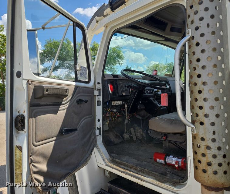 image for item EN8236 1999 International  4900 sewer jetter truck