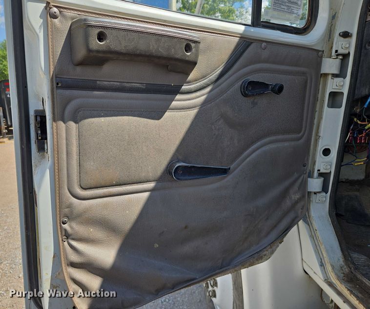 image for item EN8236 1999 International  4900 sewer jetter truck