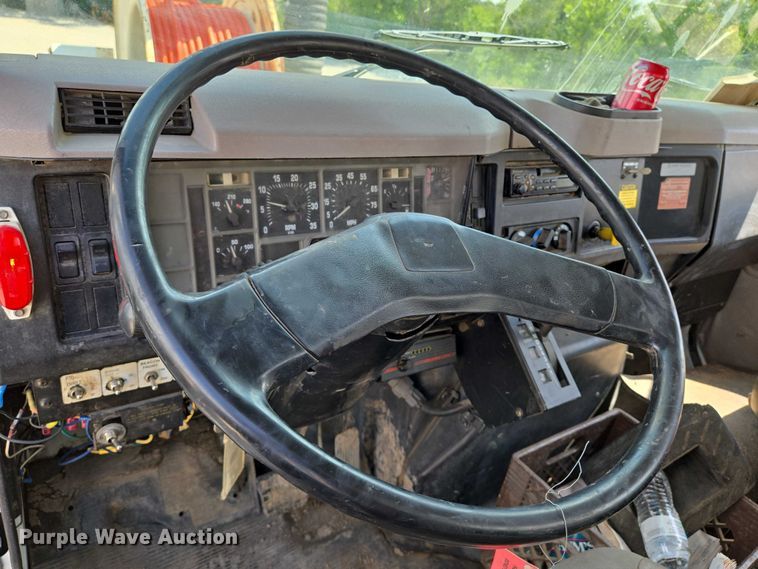 image for item EN8236 1999 International  4900 sewer jetter truck