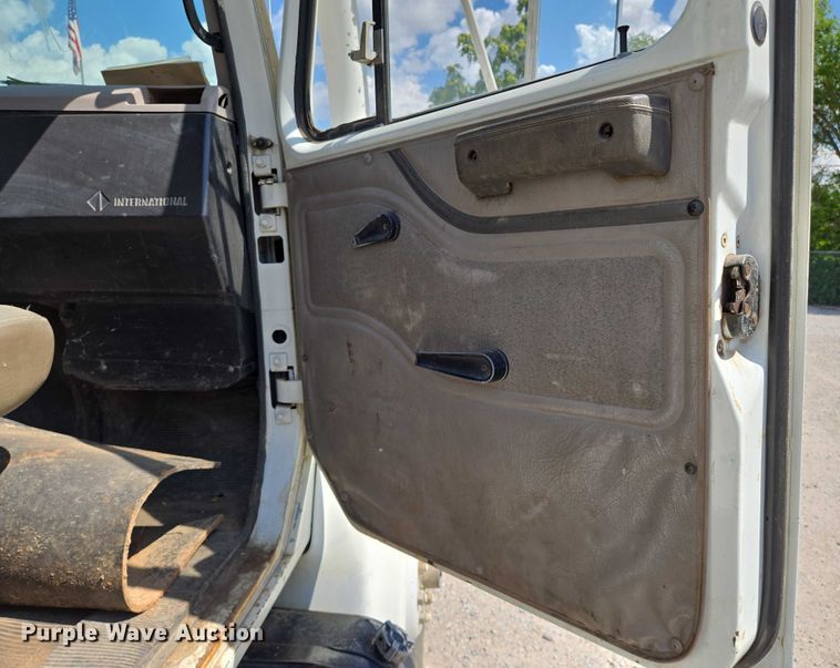 image for item EN8236 1999 International  4900 sewer jetter truck