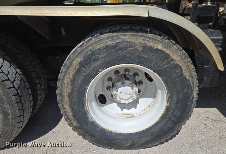 image for item EN8236 1999 International  4900 sewer jetter truck