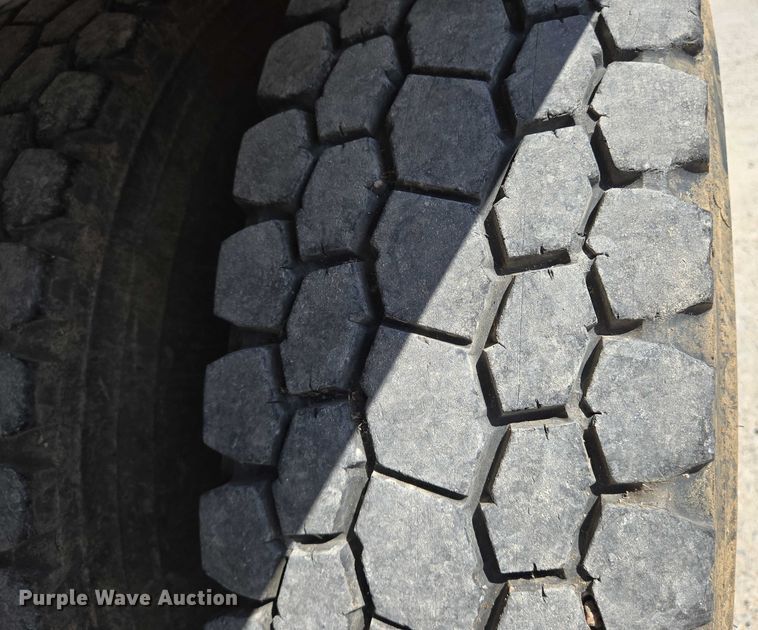 image for item EN8236 1999 International  4900 sewer jetter truck