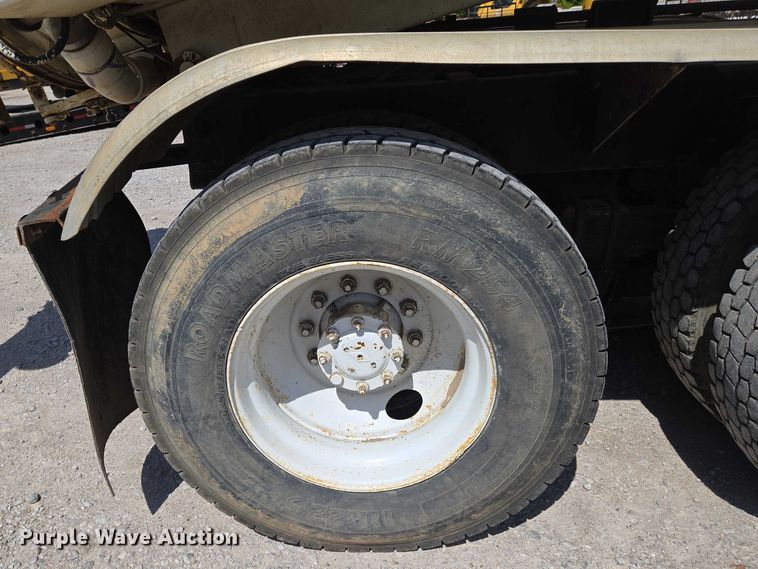 image for item EN8236 1999 International  4900 sewer jetter truck