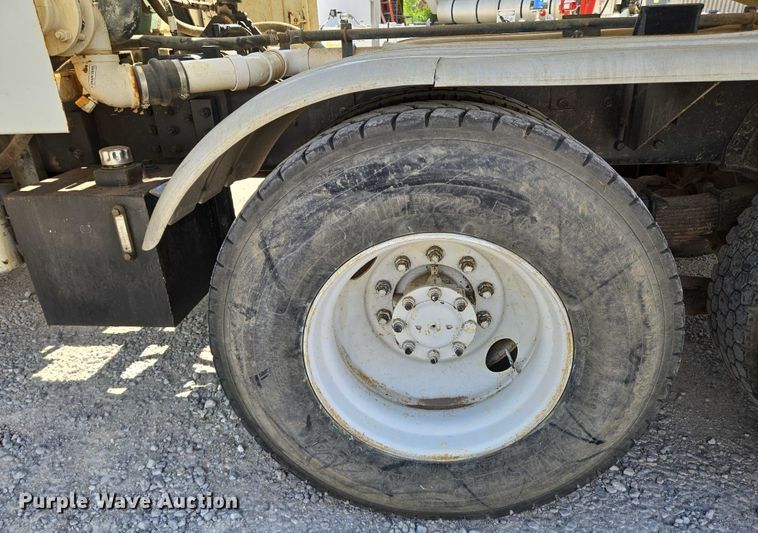 image for item EN8236 1999 International  4900 sewer jetter truck