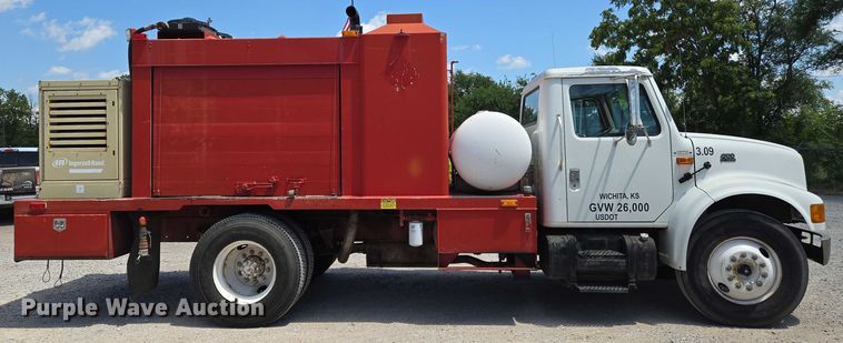 image for item EN8238 2001 International 4700 boiler truck