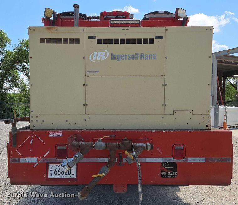 image for item EN8238 2001 International 4700 boiler truck