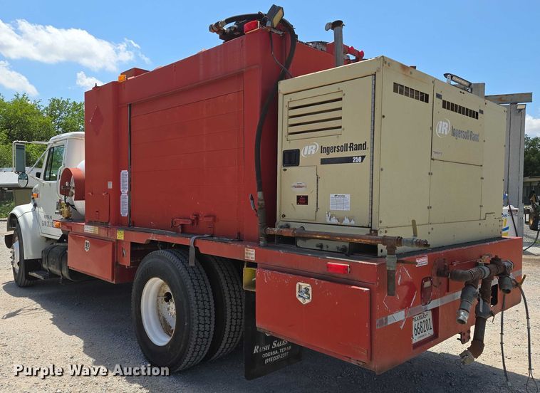 image for item EN8238 2001 International 4700 boiler truck