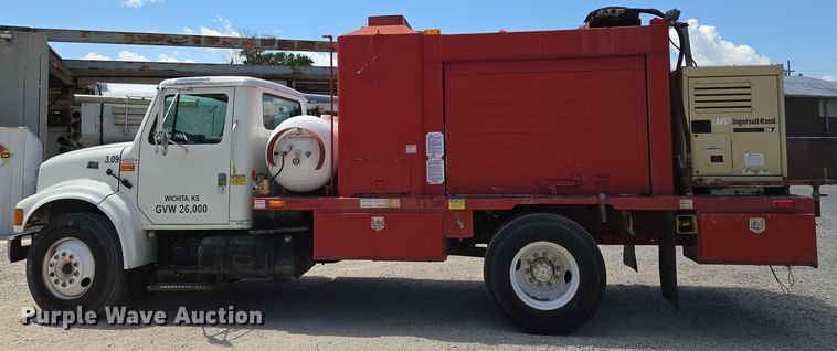 image for item EN8238 2001 International 4700 boiler truck