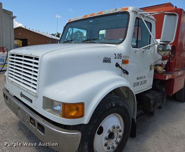 image for item EN8238 2001 International 4700 boiler truck