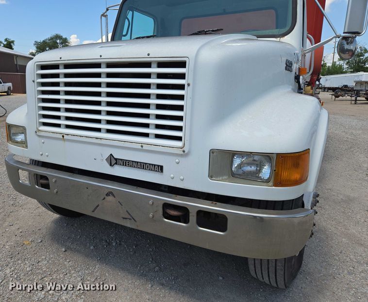 image for item EN8238 2001 International 4700 boiler truck